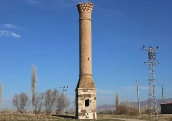 Mescidi yanan caminin minaresi 200 yılı aşkın süredir zamana meydan okuyor