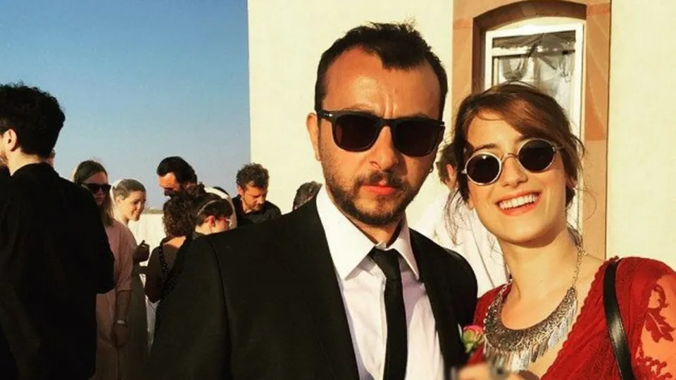 Oyuncu Hazal Kaya ve Ali Atay nişan yüzüklerini taktı
