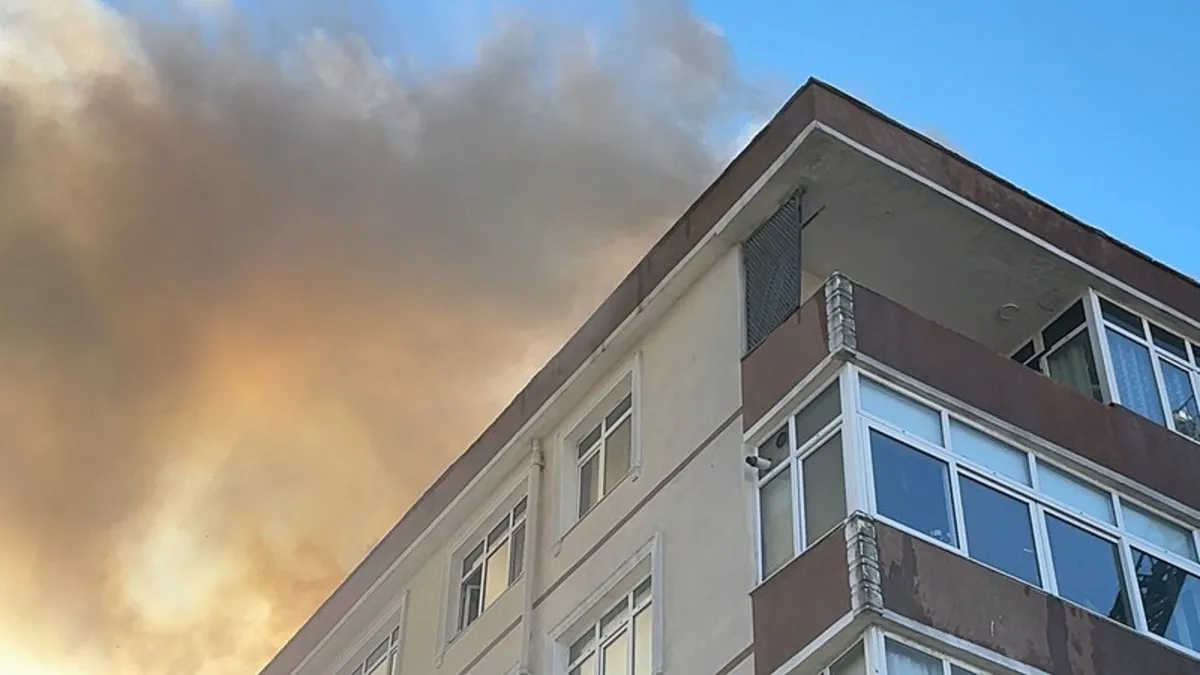 Avcılar'da korku dolu anlar! 8 katlı binanın çatısında yangın