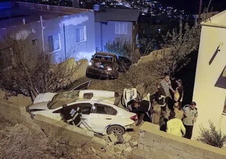 Hatay'da korkunç kaza! 2 otomobil şarampole devrildi