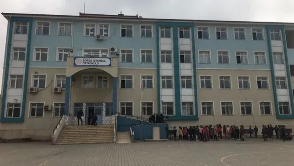 batmanda-korku-dolu-anlar-ogrencinin-nefes-borusuna-simit-kacti-heimlich-manevrasi-ile-hayat-1714661198695.jpeg Batman'da korku dolu anlar! Öğrencisinin hayatını "Heimlich" manevrası ile kurtardı - 3