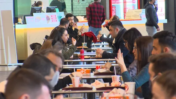 1614692374255.jpg Restoran, lokantalar ve kafeler açıldı! AVM'lerin yemek katları doldu taştı - 1