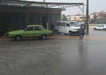 Meteoroloji'den fırtına ve sağanak uyarısı! İstanbul tehlikede mi? Hangi illere yağmur yağacak?