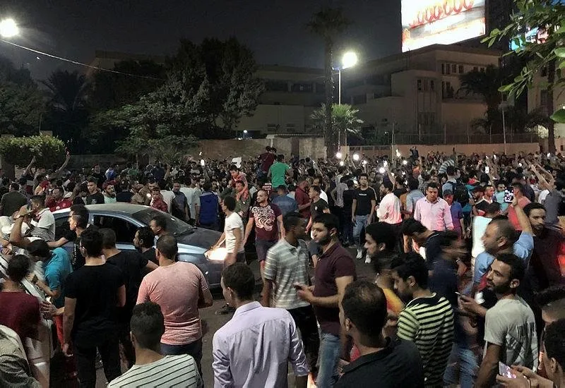 Darbeci Sisi Tahrir Meydani Ni Kapatti