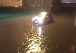Ege'de sağanak yağış hayatı felç etti: Cadde ve sokaklar göle döndü
