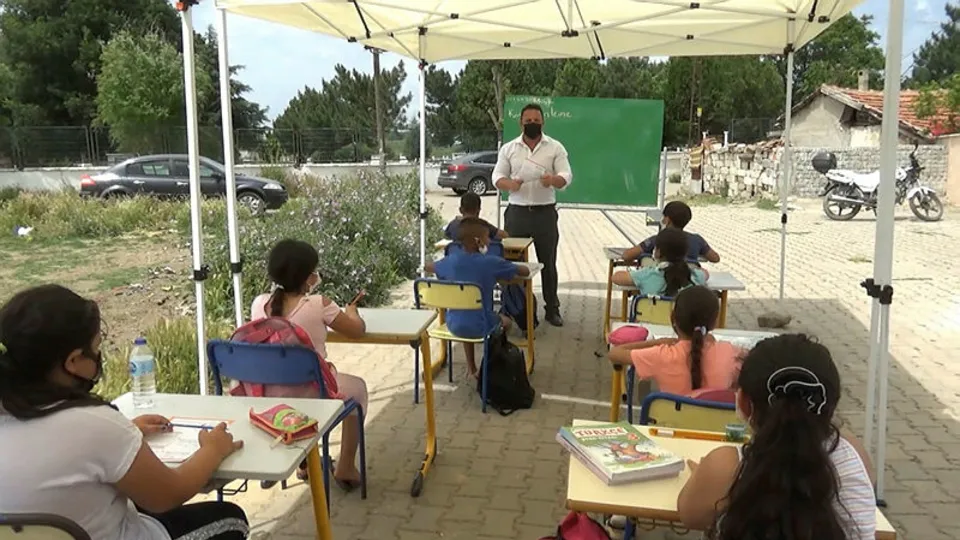 Mahalle meydanını okula çevirdi! Hababam Sınıfı'nın o sahnesi gerçek oldu