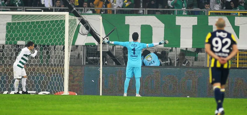 Volkan'dan şok hareket! Taraftara döndü ve...