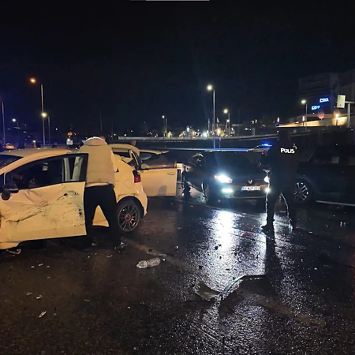 Ataşehir'de zincirleme kaza: 7 araç birbirine girdi, 3 yaralı