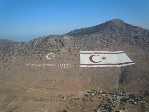 Beşparmak’taki KKTC bayrağı Rumları çıldırttı