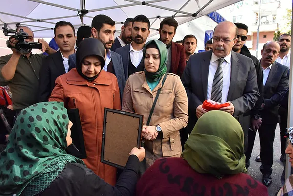 Diyarbakır'daki evlat nöbetindeki ailelerden Başkan Erdoğan ve Devlet Bahçeli'ye hediye - 5