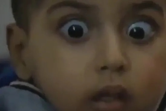 İsrail'in bombaladığı evden çıkan çocuk şoka girdi! Korkusu gözlerine yansıdı - 4