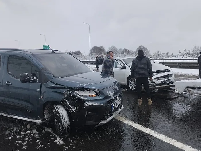 bolu-dagi-gecisinde-zincirleme-kaza-istanbul-yonu-ulasima-kapandi-1744374162532.jpeg Kazanın ardından İstanbul yönü trafiğe kapanırken 10 kişi ise yaralandı. (DHA)