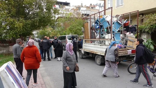 kayseride-kiraci-ve-ev-sahibi-kavgasi-ortalik-savas-alanina-dondu-1667985287260.jpg Kayseri’de kiracı ve ev sahibi kavgası! Ortalık savaş alanına döndü - 1