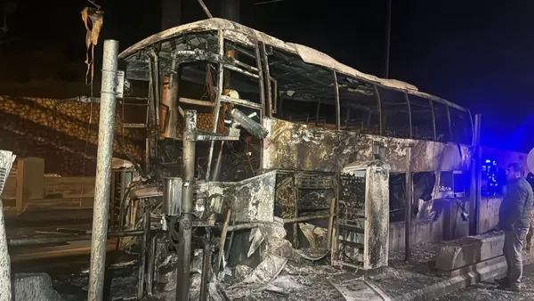 gise-bariyerine-carpan-yolcu-otobusu-alev-aldi-6-yaralandi-1704519081869.jpg Gişe bariyerine çarpan yolcu otobüsü alev aldı: 6 yaralandı - 1