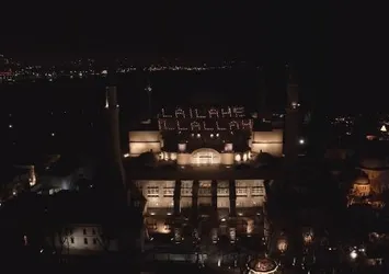 86 yıl sonra ilk kez! Ayasofya Camii'ne Ramazan mahyası asıldı