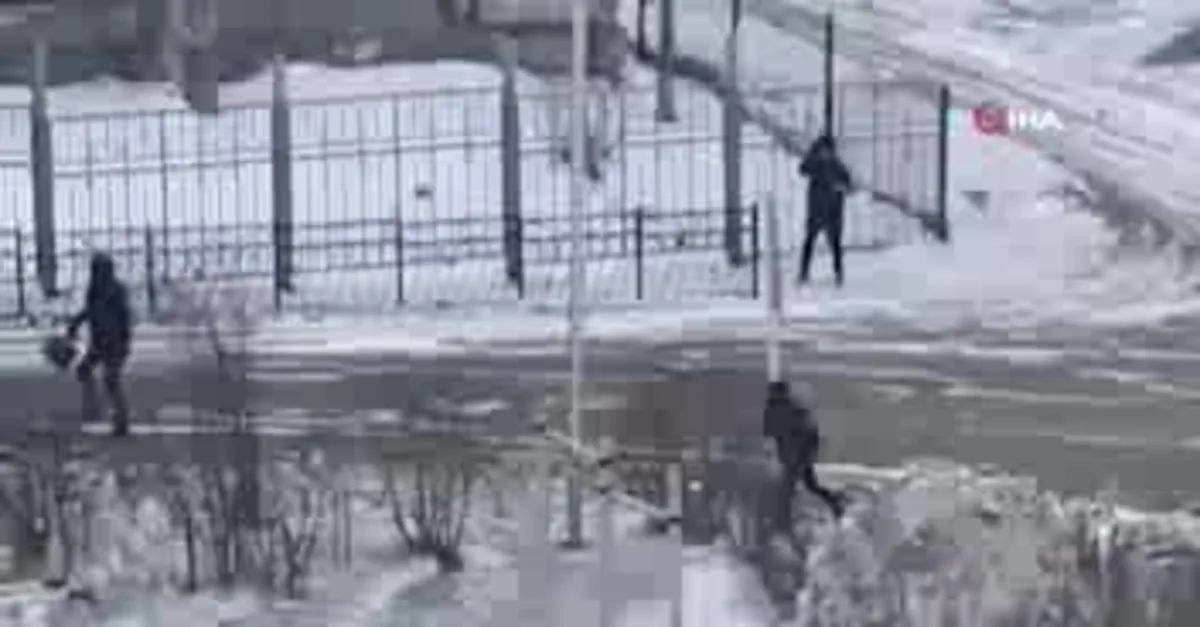 Rüzgarın hızı 90 kilometreyi aştı! Fırtınaya yakalananlar tabelalara sarıldı