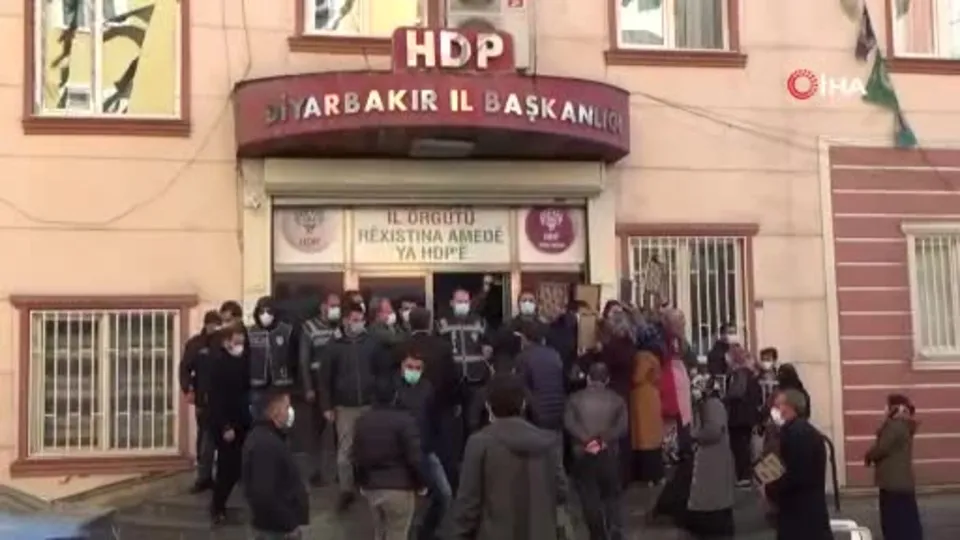 Diyarbakır’da HDP’lilerden çirkin saldırı! Ailelerin yüzüne tükürdüler...