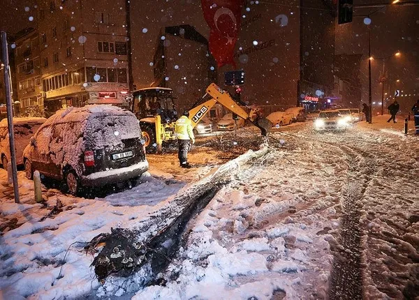 1613360237020.jpeg İstanbul'da yoğun kar yağışı ağaçları devirdi - 8