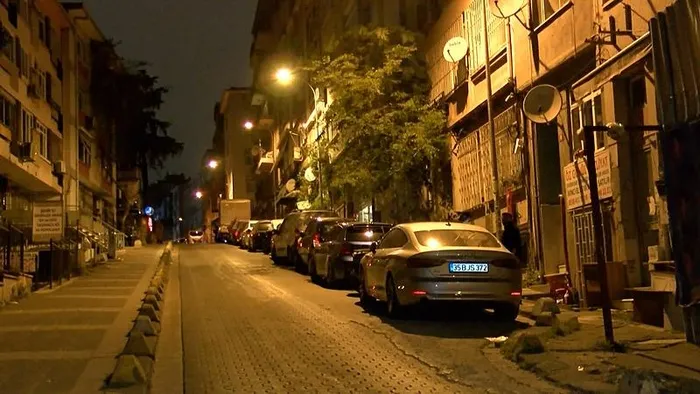 1713417815645.jpeg Kadıköy'de hareketli gece! 8 yerinden bıçaklandı yoldan geçen taksici hastaneye yetiştirdi - 3