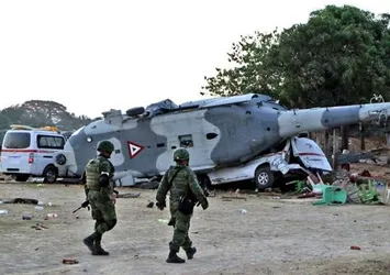 Meksika'da helikopter düştü