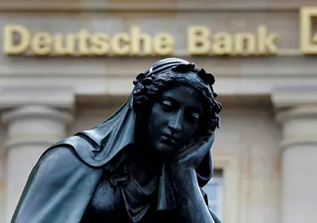 Deutsche Bank’ın kredi notu düşürüldü