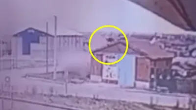 Araç takla attı! Sürücü çatıya uçtu