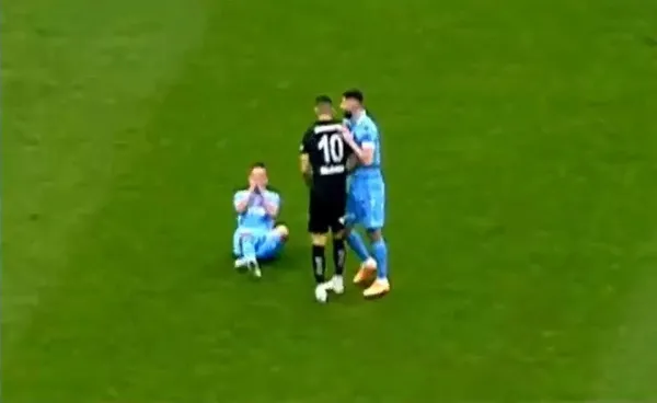 trabzonspor-adana-demirspor-macinda-belhandadan-olay-hareket-erman-toroglundan-flas-sozler-1678633193185.jpeg Trabzonspor - Adana Demirspor maçında Belhanda'dan olay hareket! Erman Toroğlu'ndan flaş sözler - 3