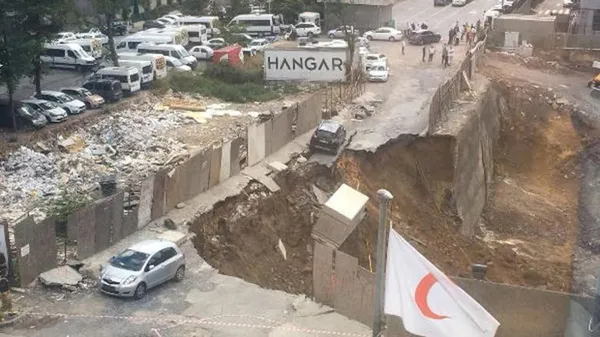 Ümraniye'de istinat duvarı çöktü - 1