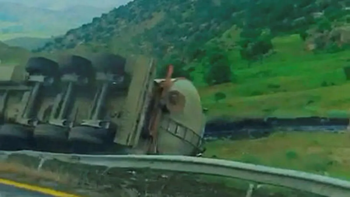 Elazığ’da asfalt yüklü tanker devrildi: 1 yaralı