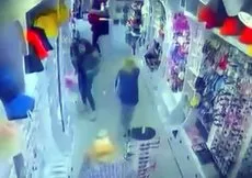 İki kadının silahlı kavgası! Dükkan birbirine girdi