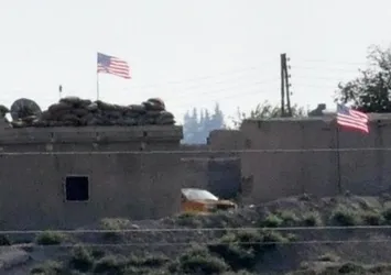 PYD'li teröristler ABD bayraklarını indirmeye başladı!