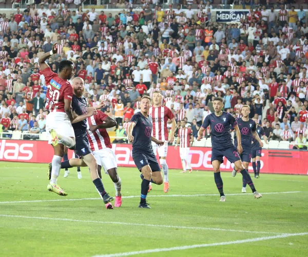 sivasspor-yoluna-konferans-liginde-devam-edecek-1661453749155.jpg Sivasspor yoluna Konferans Ligi'nde devam edecek - 4