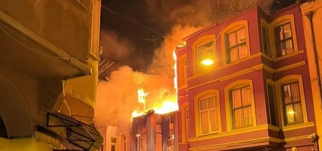 Fatih’te korku dolu anlar! Ahşap binada çıkan yangın yan binaya sıçradı | Bir vatandaş canını zor kurtardı