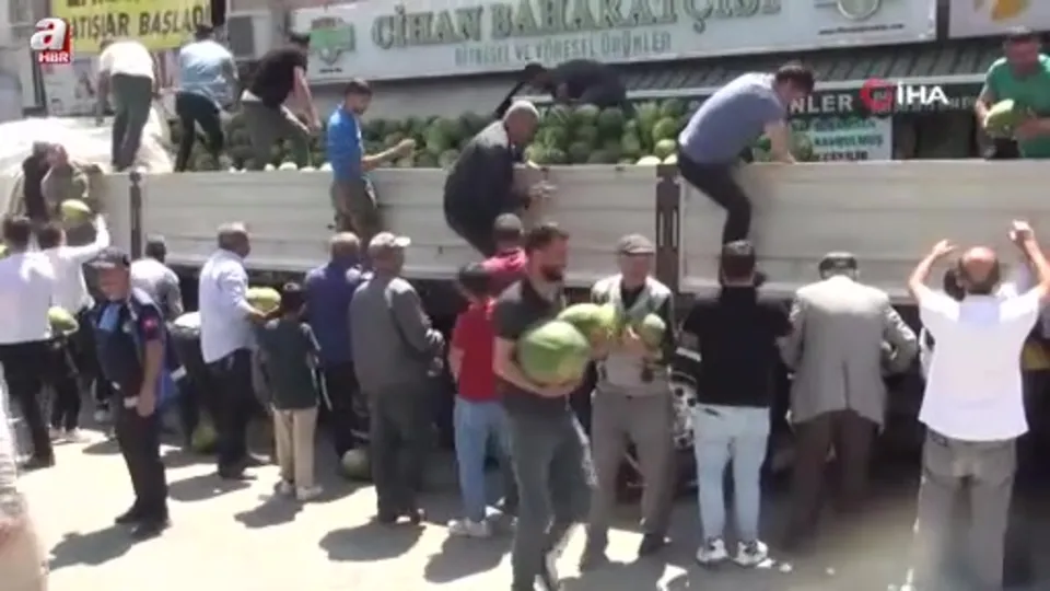 Bitlis’te çiftçi 30 ton karpuz dağıttı