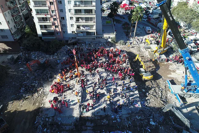 İzmir'deki depremde yıkılan binaların müteahhit ve fenni mesullerine gözaltı - 3