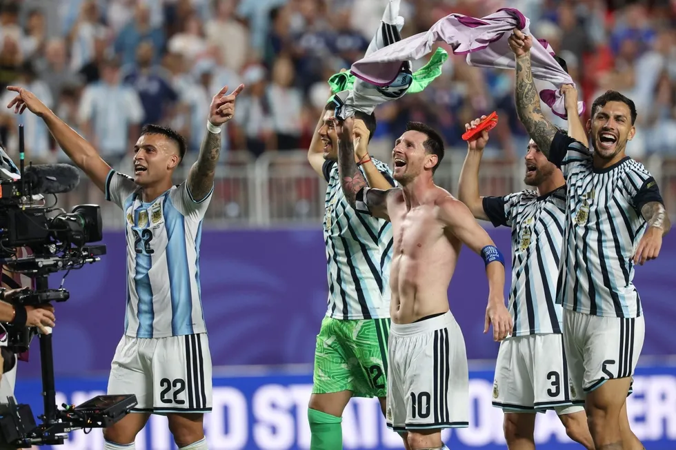 alvarezden-hayat-opucugu-arjantin-dunya-kupasinda-yari-finalde-1783828987629.jpeg Messi ve arkadaşlarının tur sevinci (AA)