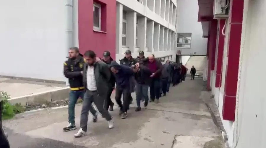 change-arac-cetesine-agir-darbe-ucurumdan-attilar-ama-polisten-kacmadi-1776149850361.jpeg Fotoğraf: İHA