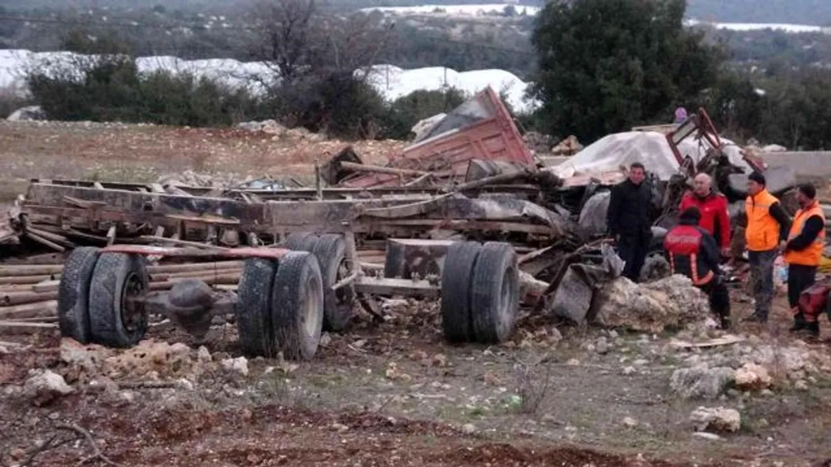 Mersin'de freni patlayan kamyon sulama havuzuna düştü