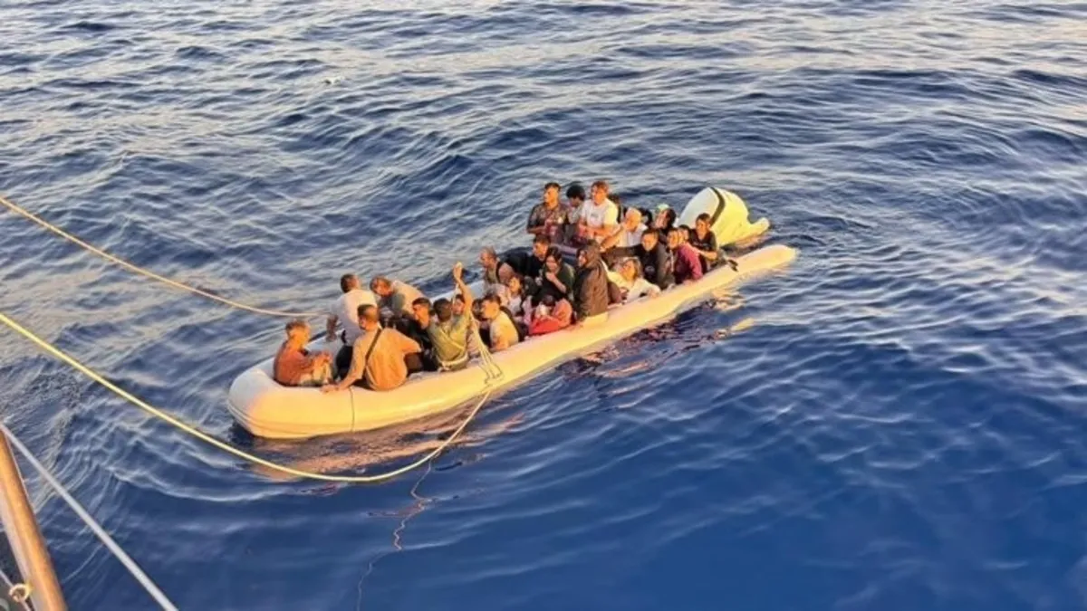 İzmir'de 43 göçmen son anda kurtarıldı