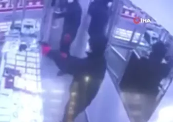 Silahlı kuyumcu soygunu kamerada