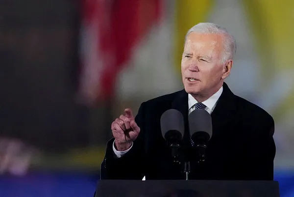 abd-baskani-joe-biden-ucaga-binerken-merdivende-dustu-donald-trumpin-oglu-dalga-gecti-bir-kat-merdiven-cikmakt-1677090955783.jpg ABD Başkanı Joe Biden uçağa binerken merdivende düştü! Donald Trump'ın oğlu dalga geçti: Bir kat merdiven çıkmaktan aciz... - 5