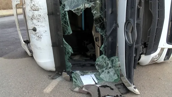 Tuzla'da atık su tankerleri kaza yaptı - 1