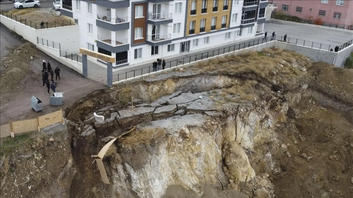 Uşak'ta hazır beton şantiyesinde toprak kayması: 2 ölü 2 yaralı