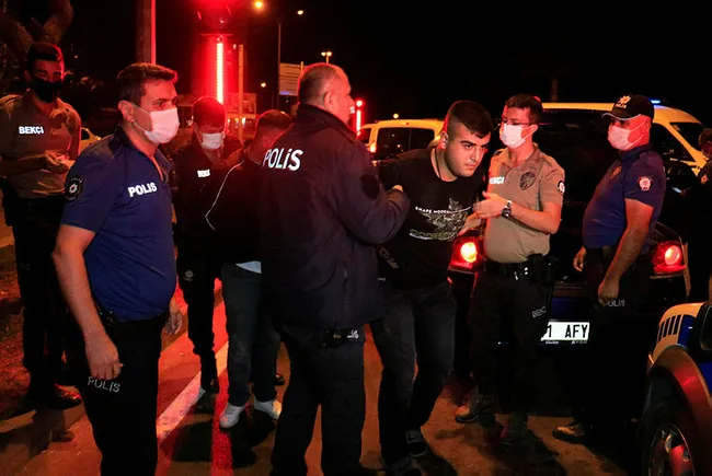 Adana'da polisten kaçmaya çalışan şüpheliler kıskıvrak yakalandı - 3