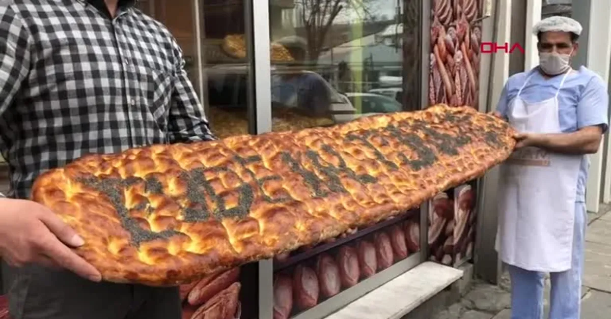 Kilolarca hamurdan yapılan 2 metrelik 'Evde Kal Türkiye' yazılı pide açık artırmayla satıldı |Video