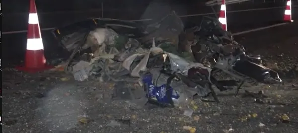 istanbul-yolunda-feci-kaza-otomobille-tira-arkadan-carptilar-3-kisi-olay-yerinde-hayatini-kaybetti-1669062309686.jpg İstanbul yolunda feci kaza! Otomobille TIR'a arkadan çarptılar! 3 kişi olay yerinde hayatını kaybetti - 4