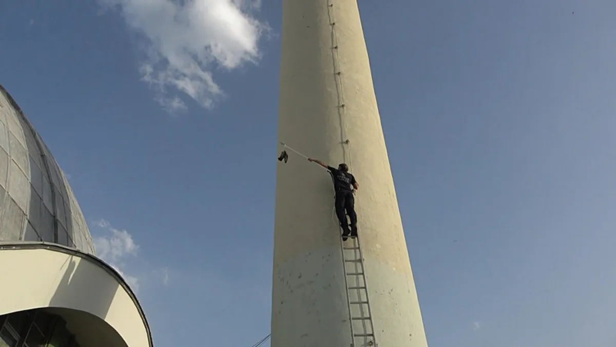 Minarede asılı kalan güvercini itfaiye kurtardı