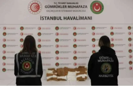 istanbul-havalimaninda-uyusturucu-operasyonu-58-kilogram-kokain-ele-gecirildi-cok-sayida-gozalti-ve-tutuklu-va-1653469789339.jpg İstanbul'da zehir tacirlerine geçit yok! İranlı baron kıskıvrak yakalandı - 12