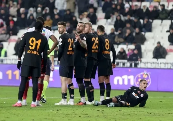 dunya-yildizi-galatasaray-icin-yolda-fenerbahceye-yilin-calimi-yer-yerinde-oynayacak-1705259598245.jpeg Galatasaray ile Fenerbahçe arasında dev transfer yarışı! Yer yerinden oynayacak... - 3