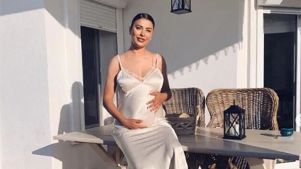 Üçüncü bebeğine hamile olan Ebru Şancı Öztürk'ten karnı burnunda ilk poz!
